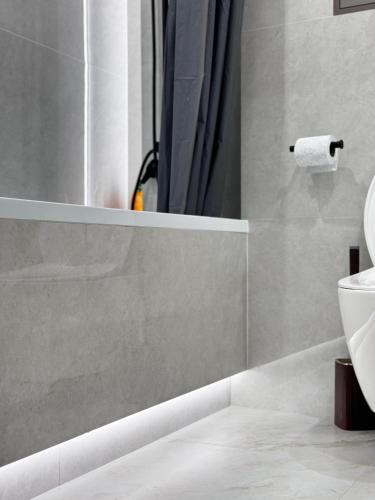 a bathroom with a toilet and a shower at Апартаменты по суточно in Zhezdi