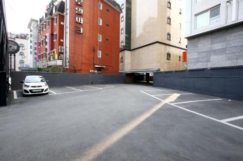 a parking lot with a car parked in it at Hotel Cullinan Yongin in Yongin