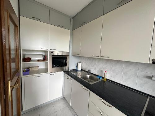 Kuchyň nebo kuchyňský kout v ubytování 365 Apartman