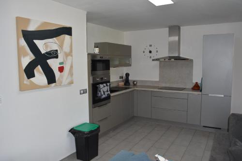 une cuisine avec des armoires blanches et un four à plaques de cuisson dans l'établissement JOLI T3 MARSEILLE au calme, à Marseille