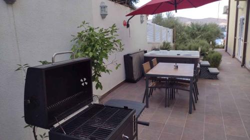Balkón nebo terasa v ubytování Apartments in Okrug Gornji 6188