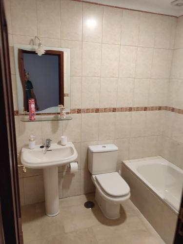 a bathroom with a toilet and a sink and a tub at Villa las Cruces in Alajeró