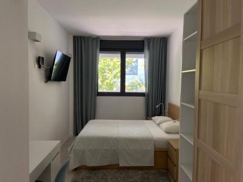 เตียงในห้องที่ Family Apartment