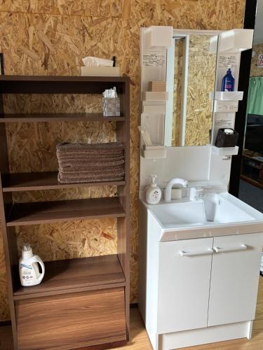 a bathroom with a sink and a mirror at ゲストハウス宮町 Guest House Miyamachi in Ise