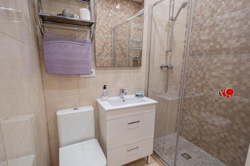 un bagno con doccia, WC e lavandino di FRONTIMAR a Calpe
