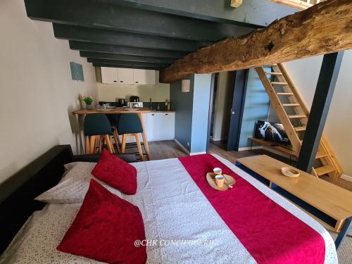 Ein Bett oder Betten in einem Zimmer der Unterkunft Cottage Authentique avec Mezzanine proche du Puy duFou