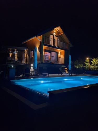 Bazén v ubytování River Home by WH nebo v jeho okolí