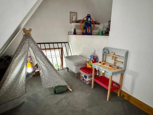 een kamer met een speelkamer met een bed en een tafel bij Pod Lipą 2 in Białka Tatrzanska