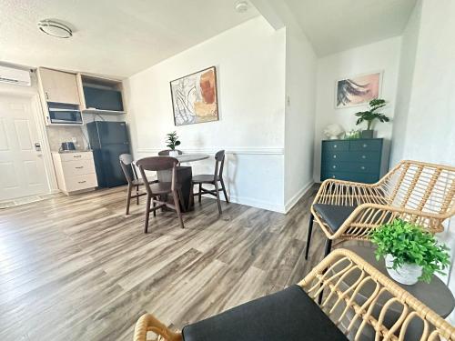a living room with a table and chairs at Stylish 1b1b Unit With Kitchen And Pool in Clearwater