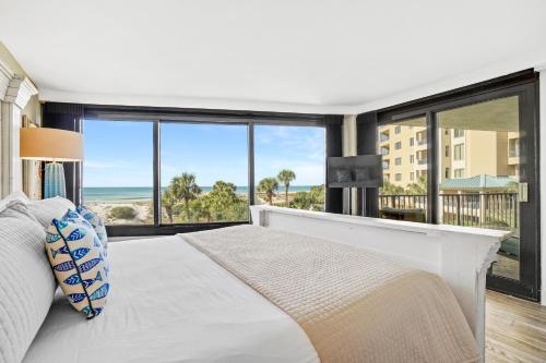 ein Schlafzimmer mit einem Bett mit Blick auf das Meer in der Unterkunft Another Day in Paradise Beachfront Bliss Remodeled Luxury Sandestin® Escape in Destin