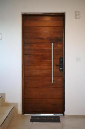 a wooden door in a building at Tandil Centro vistas in Tandil