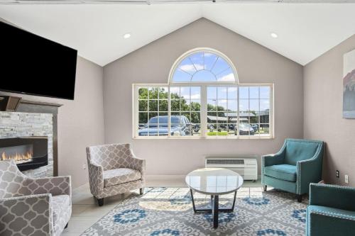 a living room with furniture and a fireplace at Sonesta Essential Hotel Blue Springs in Blue Springs