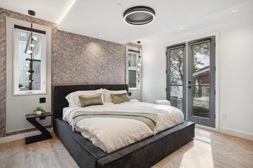 Afbeelding uit fotogalerij van Luxury Downtown Vancouver Home Near Sunset Beach with Parking in Vancouver