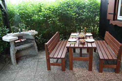 a picnic table with two benches and a sink at Ferienhaus Barbara in Kittlitz