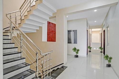 eine Treppe in einem Haus mit weißen Wänden in der Unterkunft HOTEL DREAM PALACE in Indore