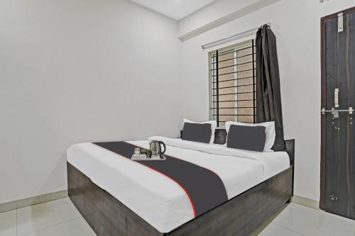 ein Schlafzimmer mit einem großen Bett in einem Zimmer in der Unterkunft HOTEL DREAM PALACE in Indore