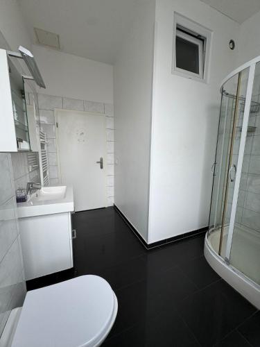Hostel WohnZimmer-Essenにあるバスルーム