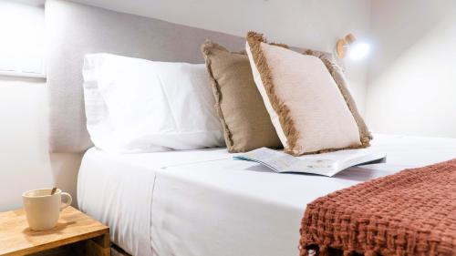 Ένα ή περισσότερα κρεβάτια σε δωμάτιο στο Apartamentos Carolina by gaiarooms