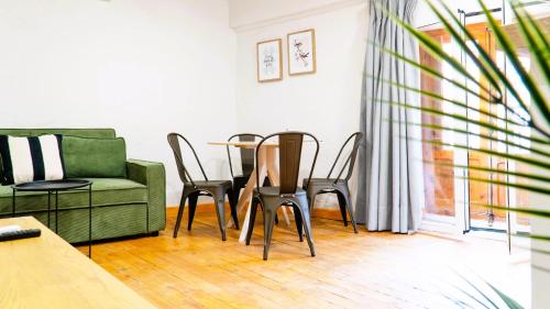 Χώρος καθιστικού στο Apartamentos Carolina by gaiarooms