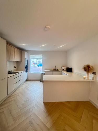 Stylish SuperKing and King Ensuite Bedrooms in Dublinにあるキッチンまたは簡易キッチン