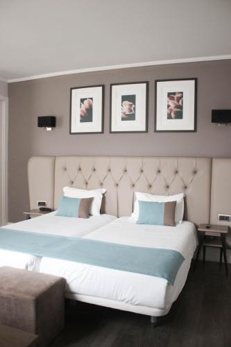 two beds in a hotel room with two pillows at Hotel Bienestar Termas De Vizela in Vizela