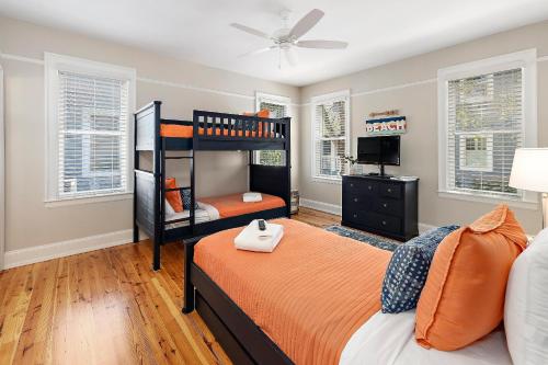 una camera con letto a castello e TV di Magnolia Cottage a Saint Simons Island