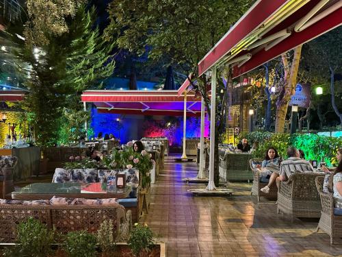 アヴシラーにあるMagia Hotel - Spa & Wellnessの夜のレストランの席に座る人々