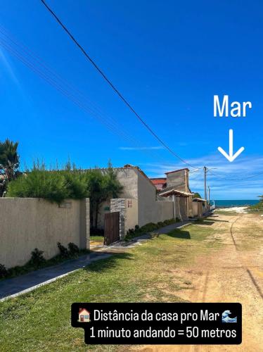a view of a road with the words mar and the words dominica discos at Casa Egípcia em Morro branco - na quadra da praia in #N/A
