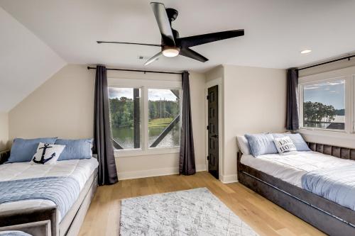ミリッジビルにあるDock and Views Spacious Lake Sinclair Retreatのリビングルーム(ベッド2台、天井ファン付)