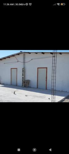 CedroにあるCasa Arameの赤いドアが付いた白い建物の写真