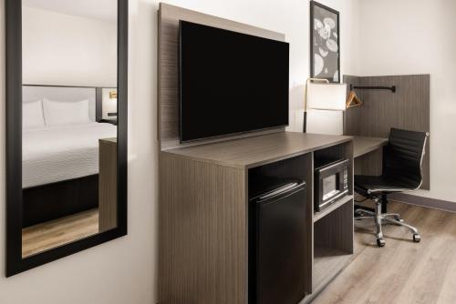 Ramada by Wyndham York Harrisburg Hersheyにあるテレビまたはエンターテインメントセンター