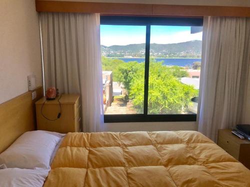 En eller flere senge i et værelse på Casa Carlos Paz Terrazas del Lago