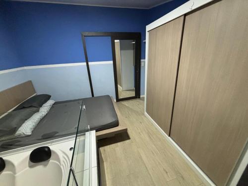 a small room with a bed and a mirror at Apartamento em Guarapuava in Guarapuava