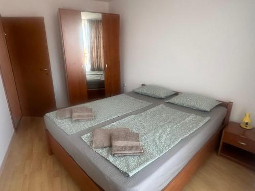 een slaapkamer met een bed met twee handdoeken erop bij Amartmán přímo u moře - Elenite až 5 osob in Sveti Vlas