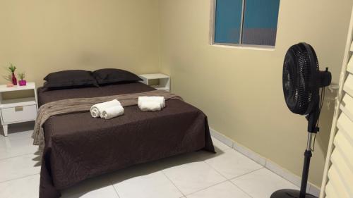 a bedroom with a bed with two towels on it at Casa moderna e mobiliada n1 com 4 camas e 2 quartos Doce refúgio in Juazeiro do Norte