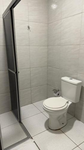 a bathroom with a toilet and a shower at Casa moderna e mobiliada n1 com 4 camas e 2 quartos Doce refúgio in Juazeiro do Norte