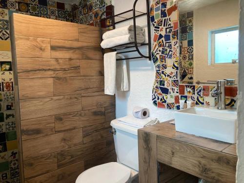 a bathroom with a toilet and a sink at Suites Portal San Ángel I Hospedaje Ejecutivo in Mexico City