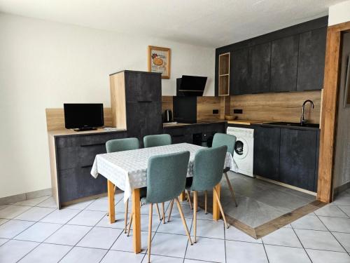 une cuisine avec une table et des chaises dans une pièce dans l'établissement Chalet Gilbert Collet - 2 pièces 5 personnes 3 exposé Sud MAE-9084, à Valloire