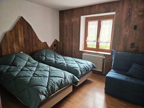 une chambre avec deux lits et une chaise et une fenêtre dans l'établissement Chalet Gilbert Collet - 2 pièces 5 personnes 3 exposé Sud MAE-9084, à Valloire