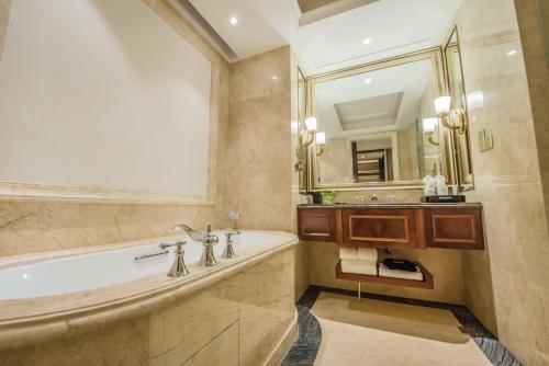 A bathroom at Chengdu Jin Yun Hotel