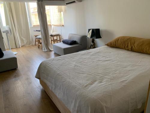 une chambre avec un lit, une chaise et une table dans l'établissement Grand studio Zen à côté de la promenade des Anglais, à Nice