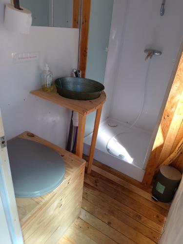 une salle de bain avec un lavabo sur une table en bois dans l'établissement Séjour à la ferme, à Valuéjols