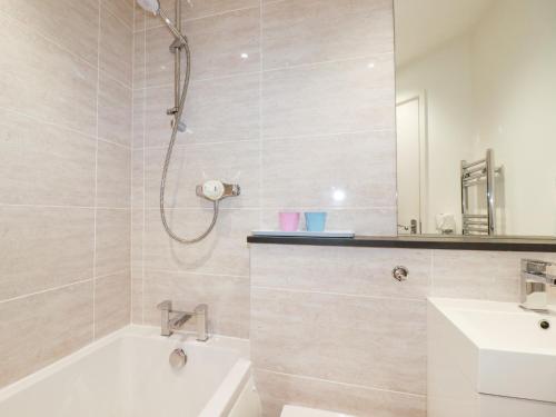 ein Badezimmer mit Dusche, Badewanne und Waschbecken in der Unterkunft Gull Cottage in Padstow