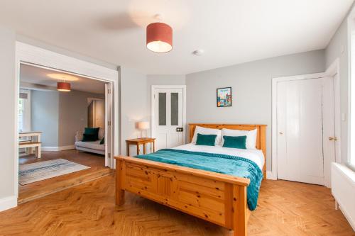 Giường trong phòng chung tại Trinity Garden Apartment - Margate Old Town