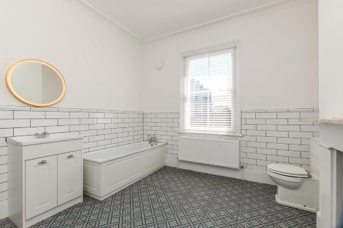 KentにあるTrinity Retreat - Margate Old Townのバスルーム(洗面台、トイレ、鏡付)