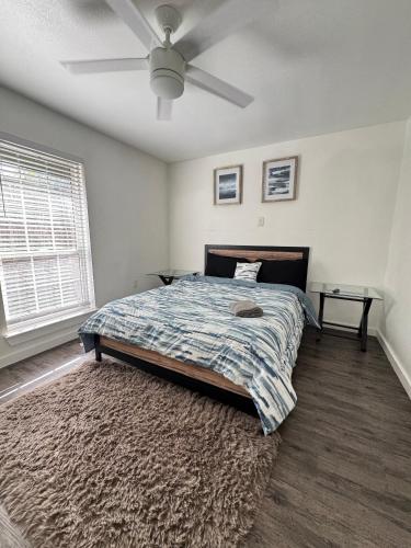a bedroom with a bed and a ceiling fan at 3 STATE FAIR l DT Dallas l FIFA READY l Staycation 1Bd1Ba in Dallas