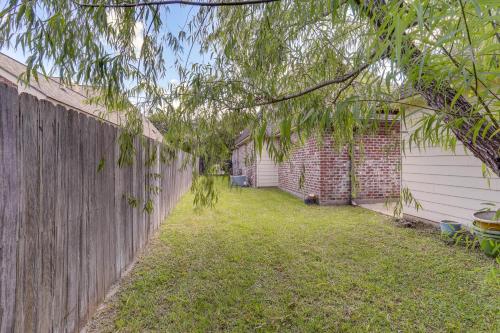 Κήπος έξω από το Easy Access to I-10 Family Home in Prairieville!