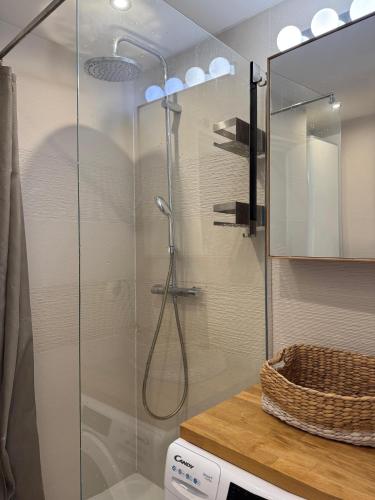 une douche avec une porte vitrée dans une salle de bain dans l'établissement Quiet sea view with pool, à Cannes