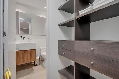 een badkamer met een wastafel en een toilet bij Life 801 - Exclusive & Bright Apt/pool/gym/balcony in El Poblado