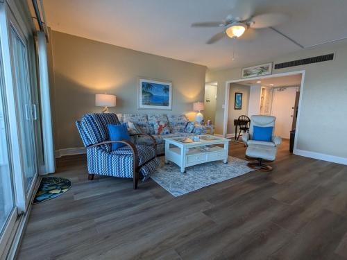 Χώρος καθιστικού στο Beachfront Condo, Ocean Views, Near Patrick SFB